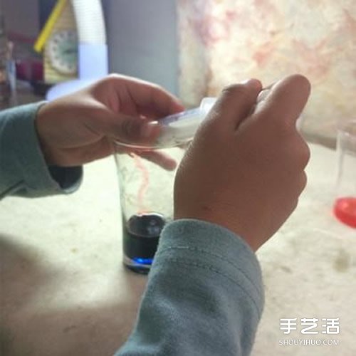 色彩分层小实验 利用了溶液密度的不同