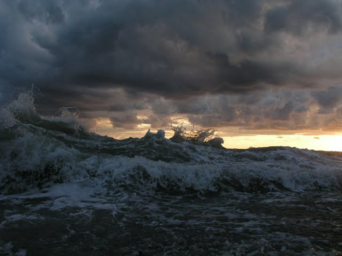 海浪风景油画欣赏图·多彩天空下的海浪